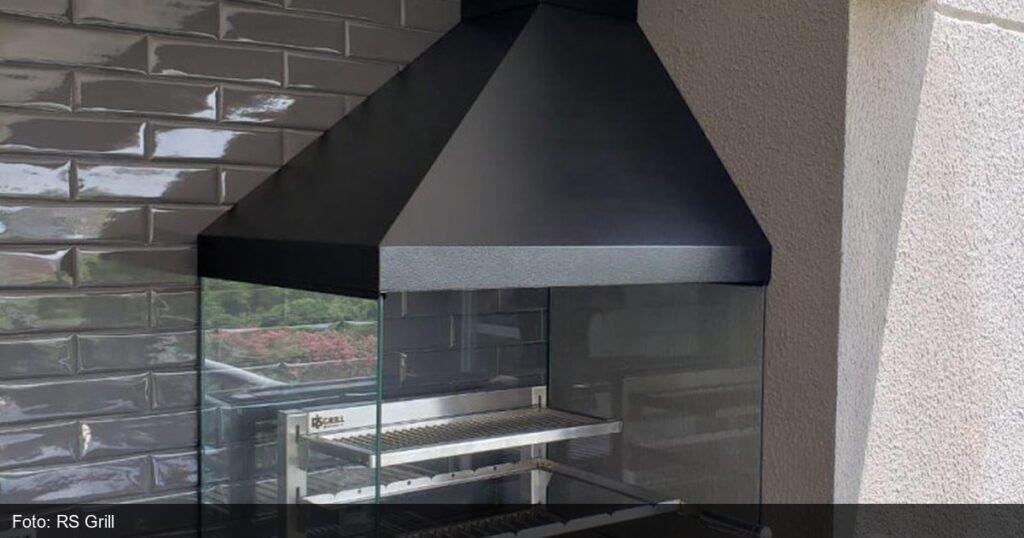 Churrasqueira com design integrado à área gourmet
