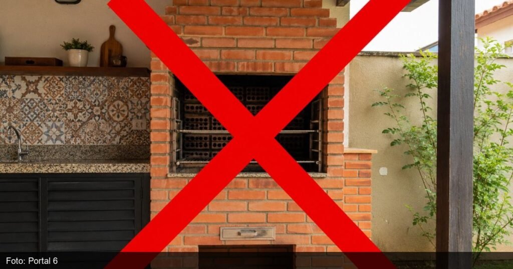 Churrasqueira de embutir instalada em bancada de varanda gourmet compacta